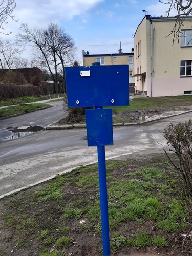 Na zdjęciu widać pourywane tabliczki od zasuw i hydrantów