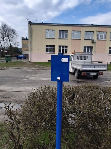 Na zdjęciu widać pourywane tabliczki od zasuw i hydrantów