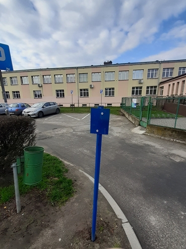 Na zdjęciu widać pourywane tabliczki od zasuw i hydrantów