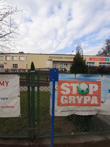 Na zdjęciu widać pourywane tabliczki od zasuw i hydrantów