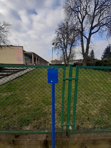 Na zdjęciu widać pourywane tabliczki od zasuw i hydrantów