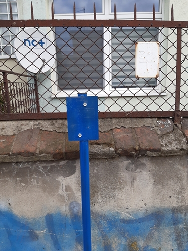 Na zdjęciu widać pourywane tabliczki od zasuw i hydrantów
