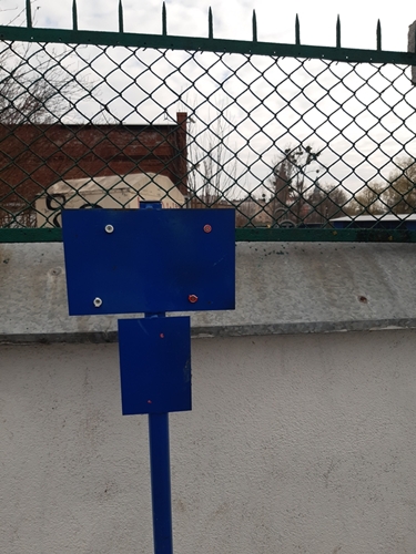 Na zdjęciu widać pourywane tabliczki od zasuw i hydrantów